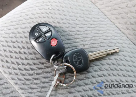 2012 Toyota Sienna Le V6 8 Passenger z USA, uszkodzony, nr VIN 5TDKK3DC1CS253774